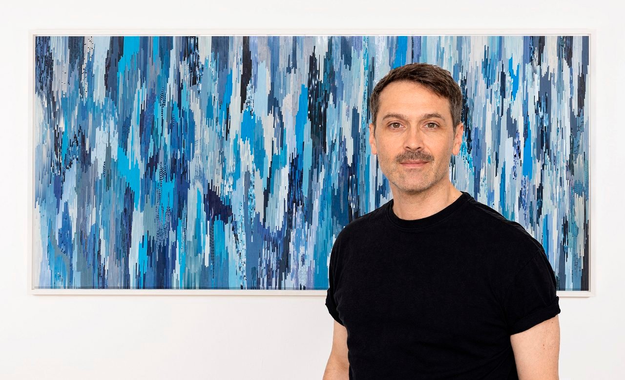Michael Strasser vor einem blauen Gemälde